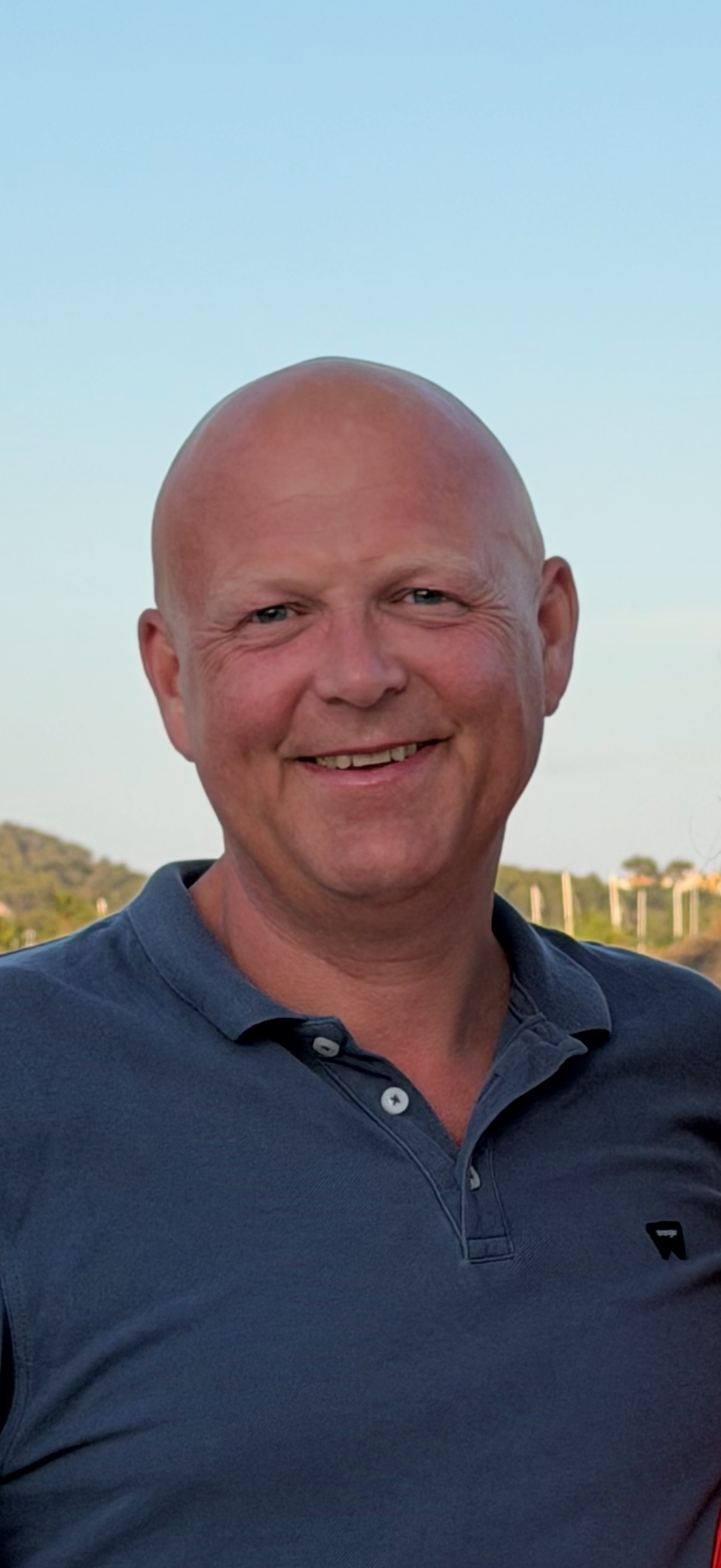 Johan Jørgen Fossli smiler ved sjøen